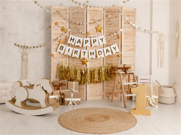 تزیینات تولد با بادکنک هدایا اسباب بازی گلدسته و آب نبات برای یک سال جشن کودک کوچک جشن روی پس زمینه دیوار سفید عناصر دکور طلایی