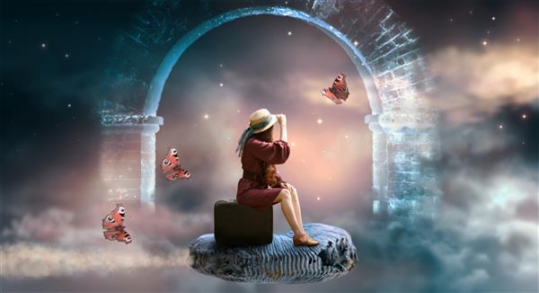 زن جوان با لباس و کلاه یکپارچهسازی با سیستمعامل که روی چمدان نشسته و روی فسیل آمونیت در فضا و کیهان پرواز می کند صحنه فانتزی بت با ویرانه های طاق ارواح و پروانه ها سفر به سراسر جهان