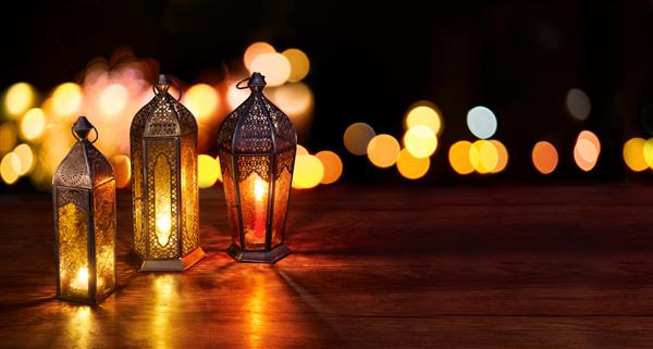 فانوس های ماه رمضان روی میز پس زمینه تیره با نور خیابان و بوکه کارت تبریک زیبا با فضای کپی برای تعطیلات رمضان و مسلمانان چراغ عربی منور رسانه های ترکیبی
