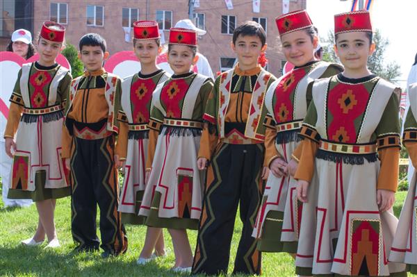 رقصندگان کودکان ارمنی ایروان ارمنستان اکتبر 2012 گروهی از کودکان با لباس های سنتی رقص ارمنی منتظر هستند تا اجرای خود را در جشن سالگرد ایروان آغاز کنند