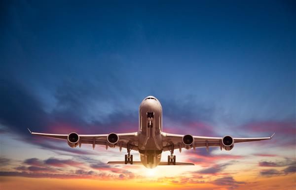 هواپیمای تجاری مسافری که در نور غروب آفتاب پرواز می کند مفهوم سفر سریع تعطیلات و تجارت