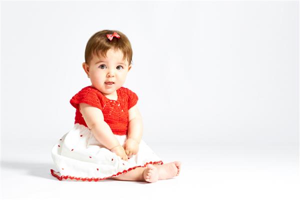 نوزاد شش ماهه با لباس قرمز