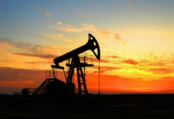 جنگ با قیمت نفت ناشی از ویروس کرونا کاهش قیمت نفت به دلیل بحران جهانی سنگرهای حفاری نفت در میدان نفتی بیابانی تولید نفت خام از زمین تولید نفت گاز طبیعی
