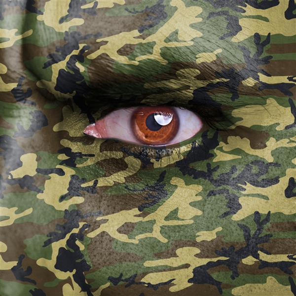 استتار ارتش روی صورت سرباز عصبانی نقاشی شده است