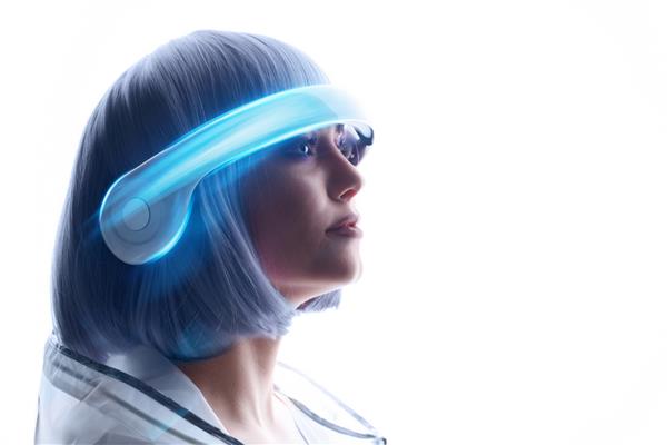 زن زیبا با موهای بنفش در لباس آینده نگر روی پس زمینه سفید دختری در عینک واقعیت مجازی واقعیت افزوده بازی فناوری آینده مفهوم هوش مصنوعی VR نور نئون آبی