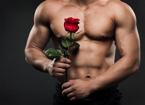 نیم تنه مرد بدون پیراهن عضلانی با گل رز عکس استودیوی بدن برهنه پسر ورزشی سکسی