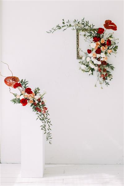 دکور مراسم عروسی شیک تزیین طاق با گل رز قرمز و گل آرایی عروسی روندهای مدرن در دسته گل عروسی