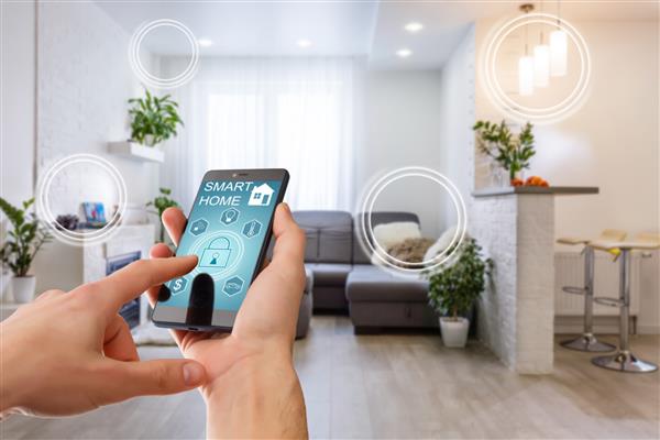 رابط فناوری خانه هوشمند روی صفحه برنامه گوشی هوشمند با نمای واقعیت افزوده AR از اینترنت اشیاء IOT اشیاء متصل در داخل آپارتمان دستگاه نگهدارنده شخص