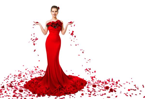 زن در حال پرتاب گلبرگ گل های رز در لباس شب قرمز مدل مد شیک با لباس مجلسی بلند روی سفید