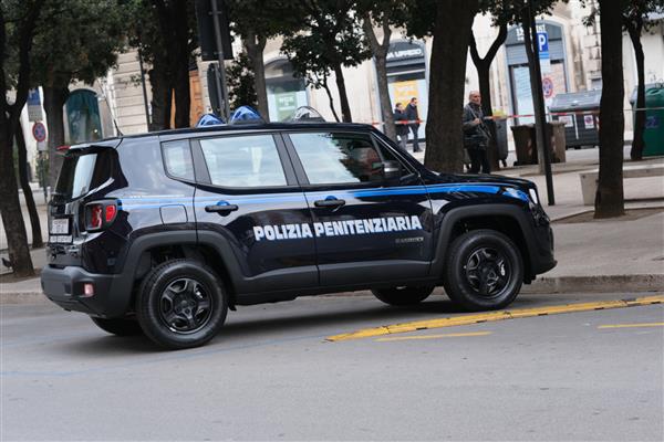 باری Puglia ایتالیا 19 فوریه 2020 ماشین پلیس در خیابان ایتالیا هشدار ویروس کرونا