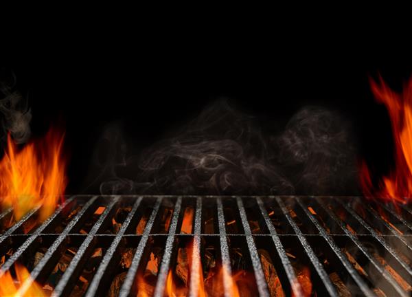 کباب پز کباب پز قابل حمل گرم و خالی با آتش شعله ور و زغال سنگ در پس زمینه مشکی منتظر قرار دادن غذای شما نزدیک