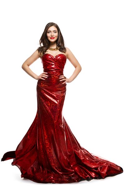 زن زیبا با لباس قرمز بانوی شیک با لباس مجلسی درخشان در پس زمینه سفید