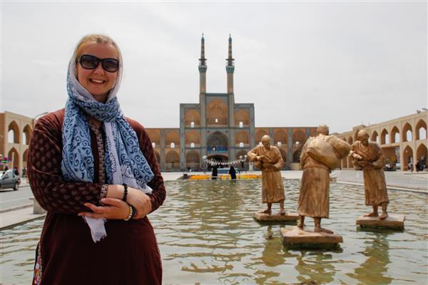 جاذبه اصلی شهر میراث مسجد جامع فارس یزد است مسجد شیعیان با مناره های بزرگ و فواره دختر گردشگر در پس زمینه مسجد