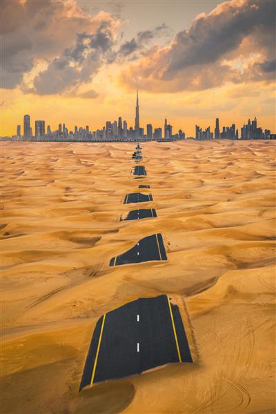 نمای هوایی از خط افق مرکز شهر دبی با جاده نیمه بیابانی شنی امارات متحده عربی یا امارات منطقه مالی و منطقه تجاری در شهر هوشمند آسمان خراش و ساختمان های بلند در غروب آفتاب