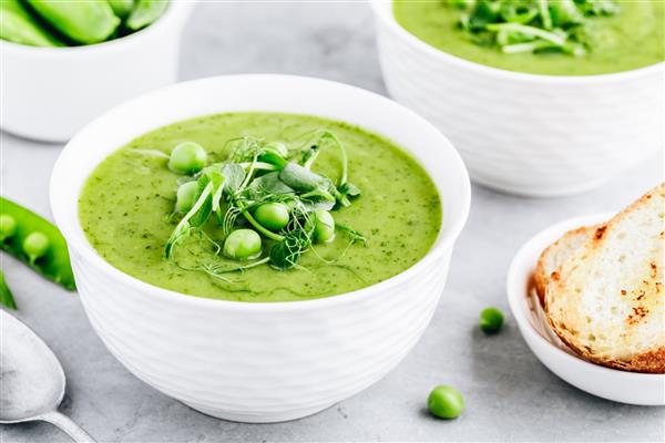 سوپ خامه ای تابستانی با نخود سبز تازه از نمای نزدیک