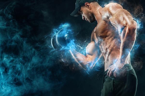 مرد ورزشکار تناسب اندام عضلانی ورزشکار با دمبل در سالن بدنسازی انرژی و قدرت