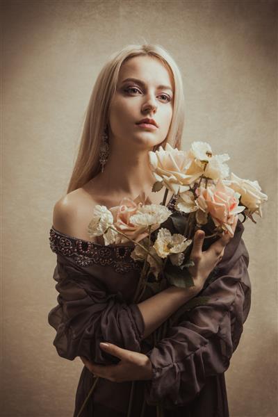پرتره زن بلوند زیبا با گل