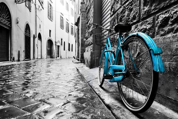 دوچرخه رترو آبی در خیابان شهر قدیمی رنگ در برابر سیاه و سفید سبک وینتیج فلورانس ایتالیا