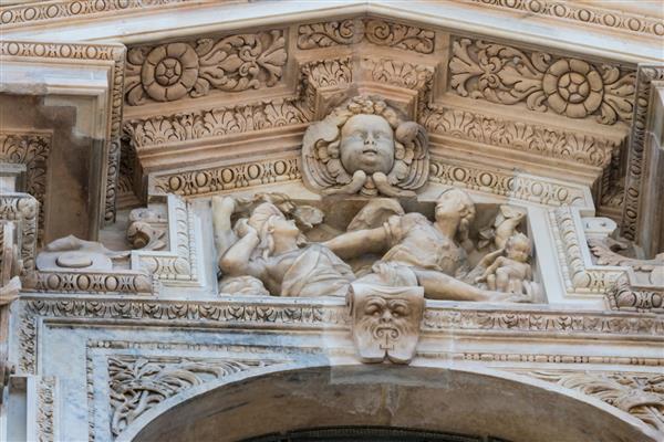 2 ژوئن 2018 میلان ایتالیا مجسمه‌های قدیسان و شهدا که کلیسای جامع میلان Duomo di Milano را تزئین می‌کنند از نمای نزدیک گرفته شده‌اند