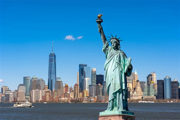 مجسمه آزادی بر روی صحنه شهر نیویورک در کنار رودخانه منهتن معماری و ساختمان با مفهوم توریستی