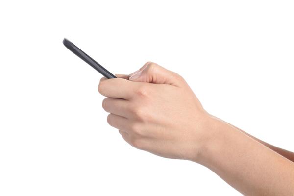 نمایه دست‌های زنی که تلفن همراه را با شست‌های جدا شده روی پس‌زمینه سفید در دست گرفته است