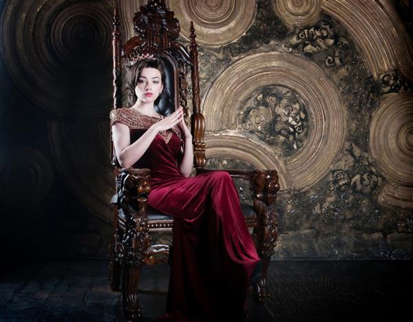 ملکه با لباس قرمز روی تخت نشسته است نماد قدرت