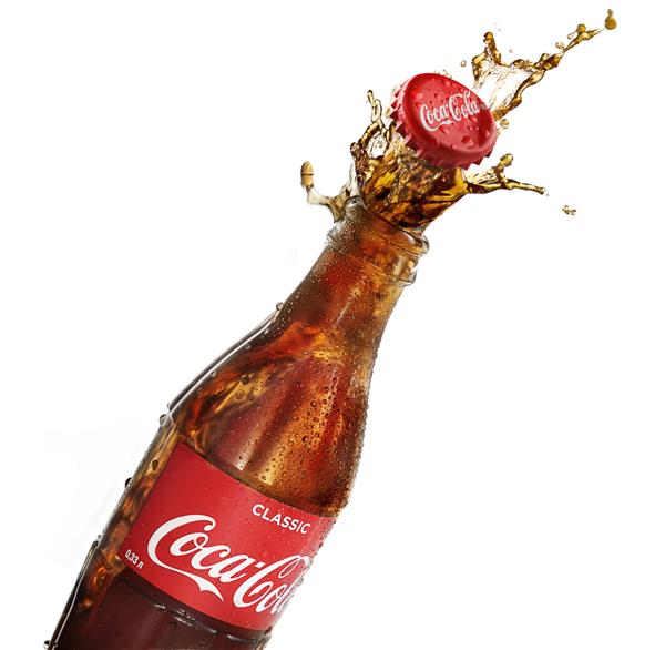 پولتاوا اوکراین - 10 فوریه 2018 بطری کوکا کولا بر روی زمینه سفید کوکاکولا یک نوشیدنی گازدار است که در فروشگاه ها در سراسر جهان فروخته می شود