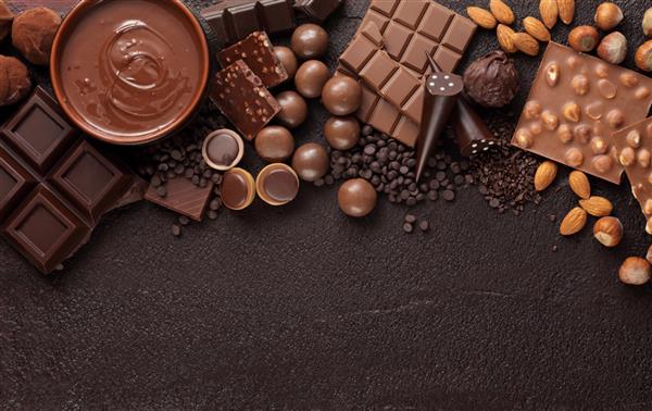 جعبه شکلات مجموعه ای از شکلات های خوب در شکلات سفید تیره و شیری و یک کاسه شکلات ذوب شده