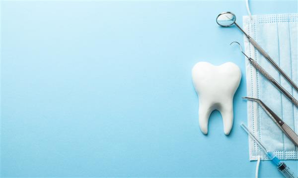 ابزار دندانی و دندانپزشکی در زمینه آبی درمان دندانپزشکی ابزار دندانپزشکی آینه قلاب موچین سرنگ فضای متن را کپی کنید