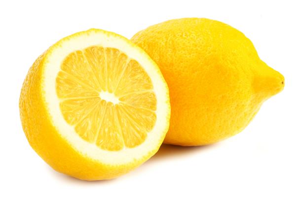لیمو با برش های جدا شده در پس زمینه سفید غذای سالم