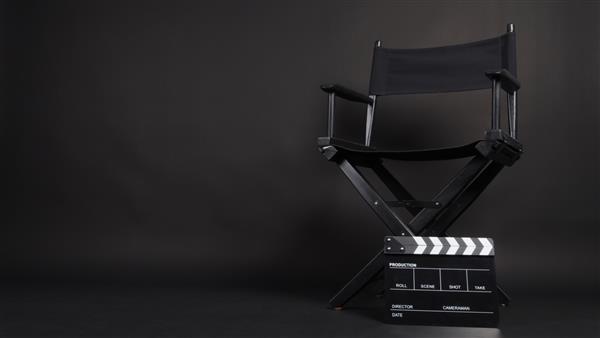 تخته چوبی یا تخته سنگی فیلم با صندلی کارگردان استفاده در تولید ویدئو یا صنعت فیلم و سینما رنگش مشکیه