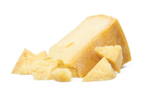 پنیر پارمزان جدا شده در زمینه سفید