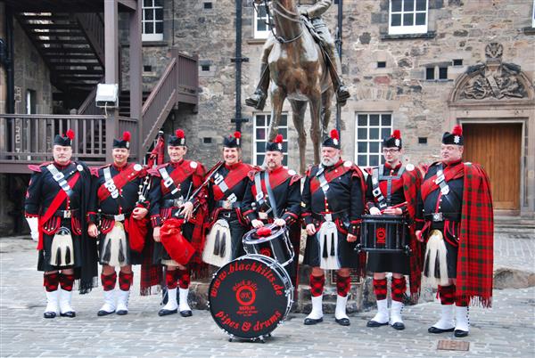 ادینبورگ اسکاتلند 5 ژوئن نگهبانان اژدها اسکاتلندی سلطنتی در قلعه ادینبورگ در 5 ژوئن 2012 در ادینبورگ اسکاتلند بریتانیا سلطنتی اسکاتلند هنگ سلطنتی قدیمی ترین هنگ در ارتش بریتانیا بود