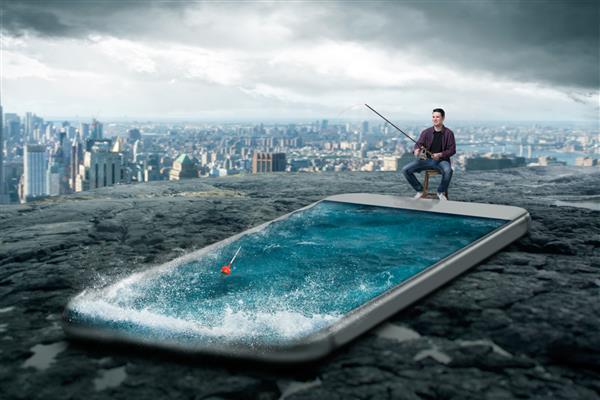 مردی که در صفحه گوشی هوشمند با آب ماهیگیری می کند