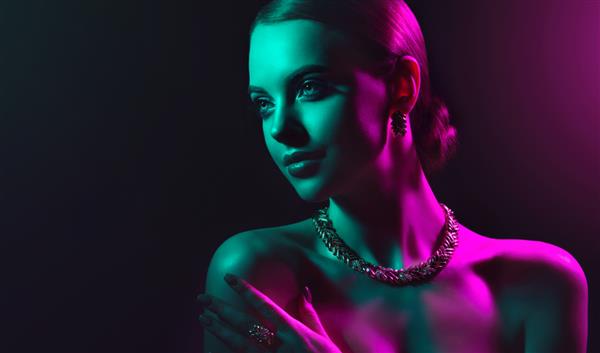 مدل مد زن در چراغ های روشن رنگارنگ با آرایش مرسوم دختر زیبا با ست جواهرات زن با گردنبند با انگشتر گوشواره و دستبند زیبایی و لوازم جانبی