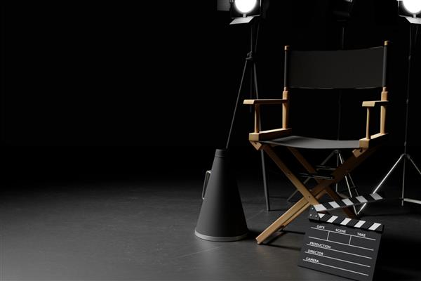 صندلی کارگردان مگافون فیلم کلاپر و تجهیزات نورپردازی در پس زمینه تاریک رندر سه بعدی