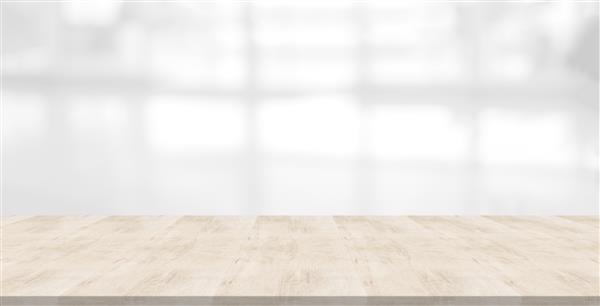 رویه میز چوبی روی پس زمینه تار سفید از پانل پنجره فضایی برای مونتاژ محصولات شما