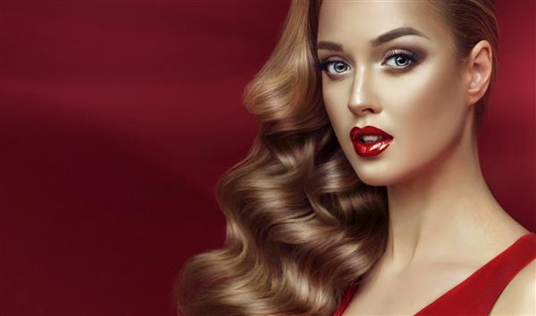 دختر مدل بلوند زیبا با موهای مجعد بلند مدل مو فرهای مواج لب های قرمز مد زیبایی و پرتره آرایش