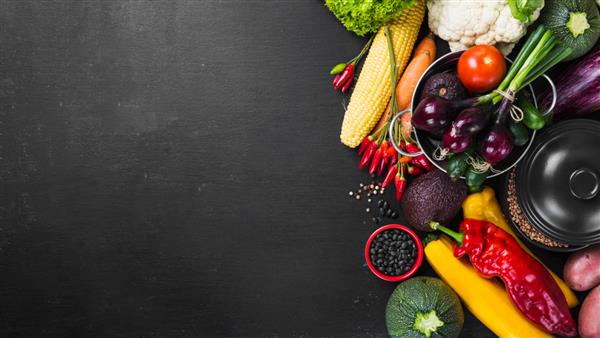 قاب غذای ارگانیک سبزیجات خام تازه با لوبیا سیاه روی تخته سیاه