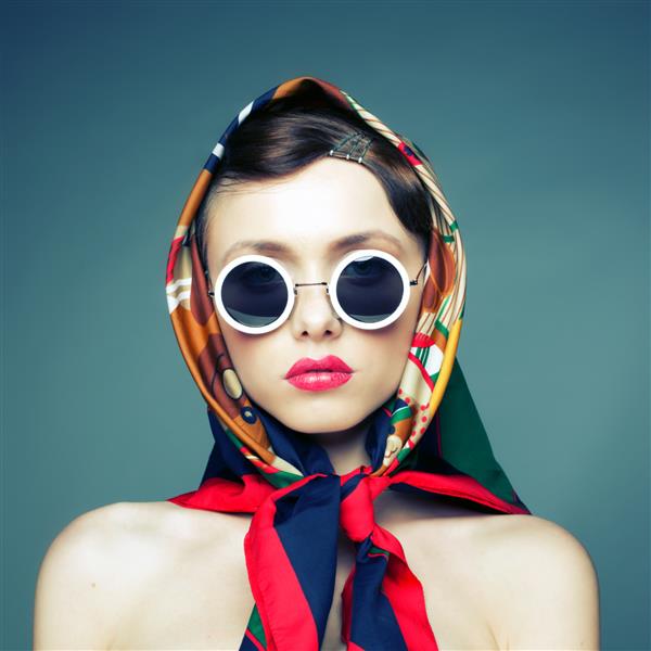 عکس آتلیه ای دختر با عینک آفتابی و روسری سرگرم کننده