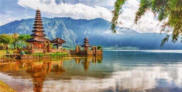 معبد پورا اولون دانو در دریاچه براتان بالی