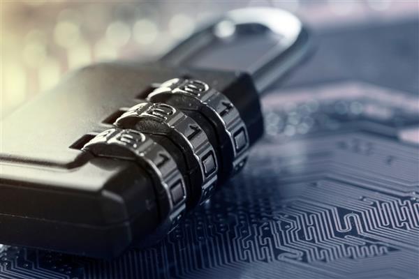 قفل روی مادربرد کامپیوتر مفهوم امنیت اطلاعات حریم خصوصی داده های اینترنتی