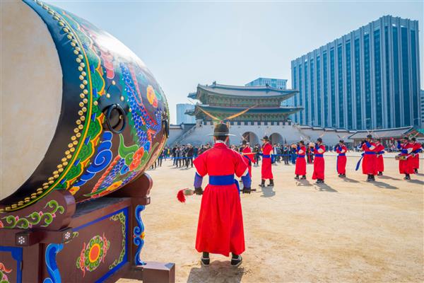 سربازان با لباس‌های سنتی سلسله چوسون از کاخ گیونگ‌بوک‌گونگ در سئول کره جنوبی 3 مارس 2018 محافظت خواهند کرد