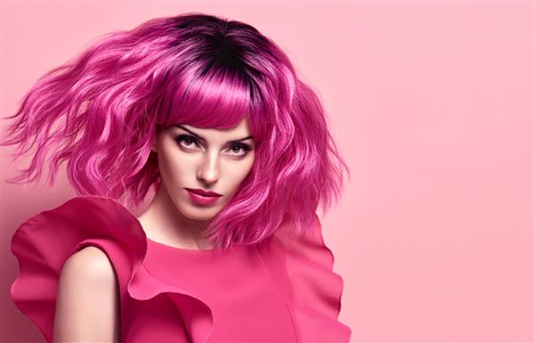 پرتره استودیو هنر مد Glamour Beautiful Lady مدل موی مهمانی زنی با موهای رنگ شده صورتی در لباس تابستانی مدل زن بازیگوش جوان در لباس شیک شیک