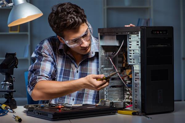مرد در حال تعمیر دسکتاپ کامپیوتر با انبردست