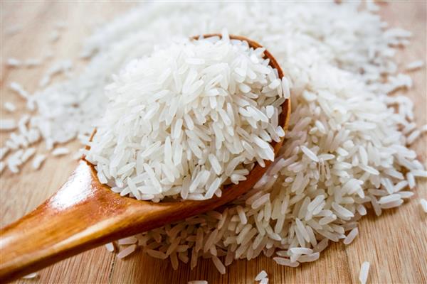 برنج سفید خام برنج یاسمن روی میز چوبی