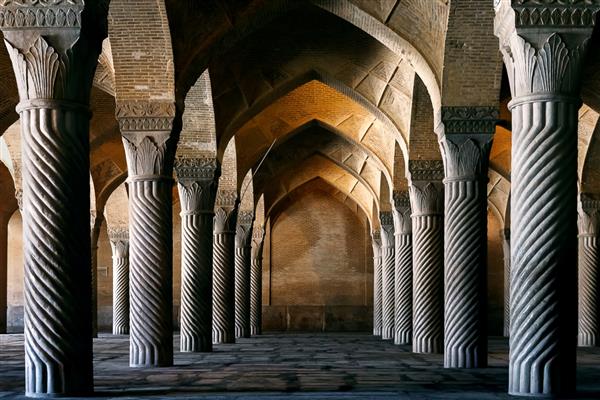 ایران شیراز - شهریور 1395 ستون‌های باستانی مسجد وکیل شیراز ایران