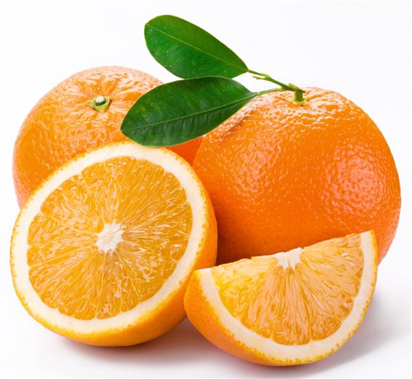 میوه های پرتقال با برش ها و برگ های پرتقال در زمینه سفید
