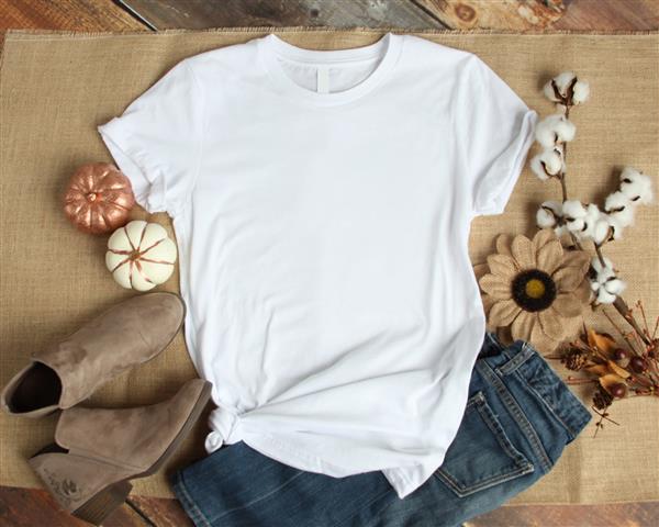 ماکت عکس الگوی پیراهن خالی تی شرت سفید با اکسسوری های پاییزی و پس زمینه کرباس