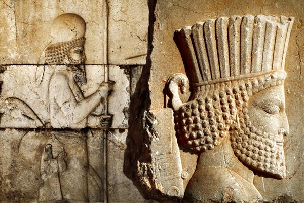 پرسپولیس دیدنی ایران ایران باستان نقش برجسته بر روی دیوارهای کاخ قدیمی حک شده است